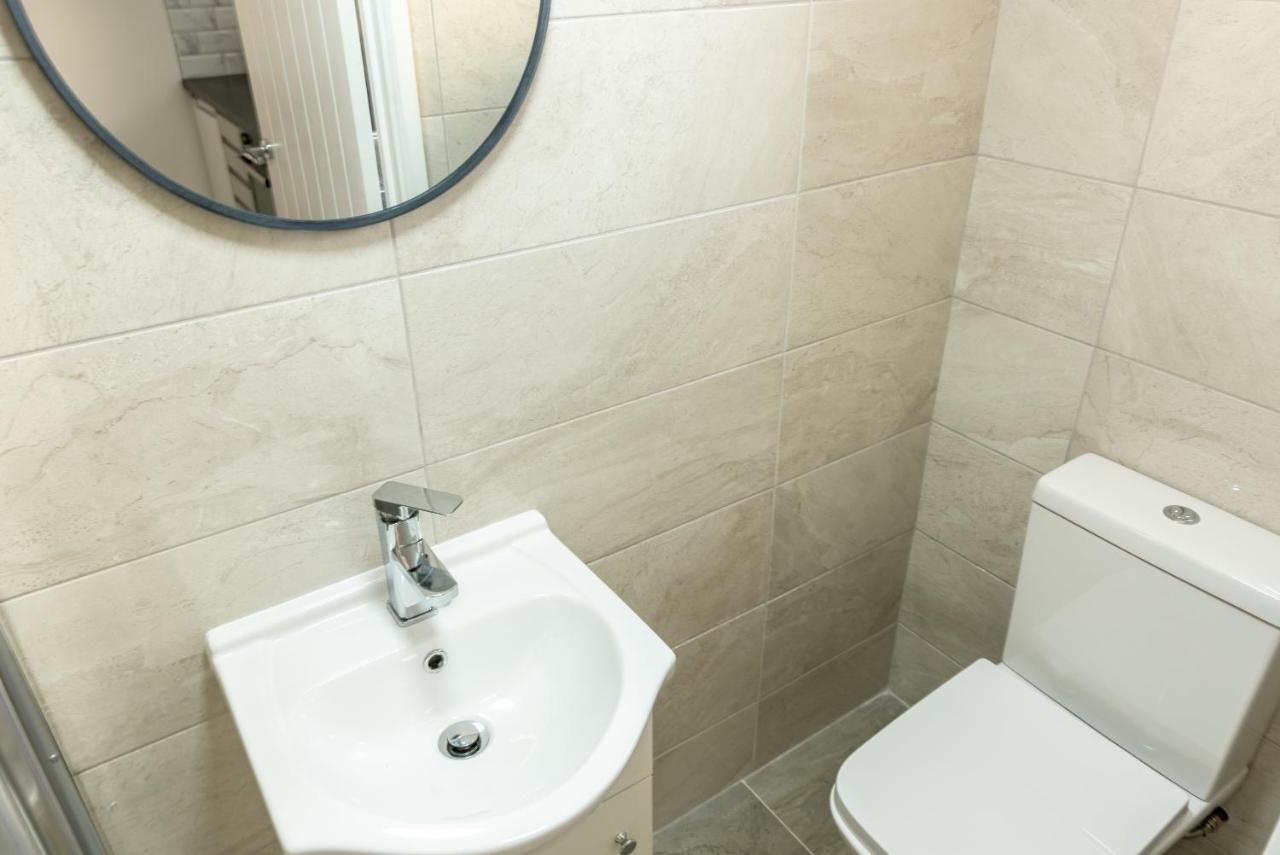 Exquisite Cardiff Apartments- With Garden Lounge & Games Room Luaran gambar